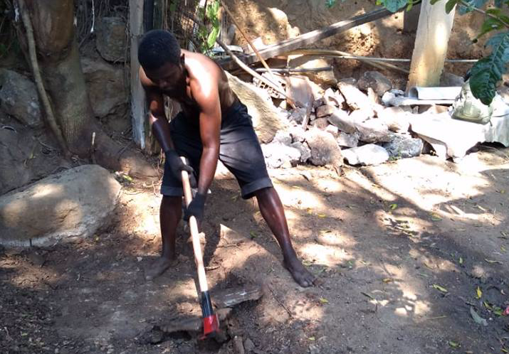 Favela Garden: limpeza e preparação de terreno para plantio